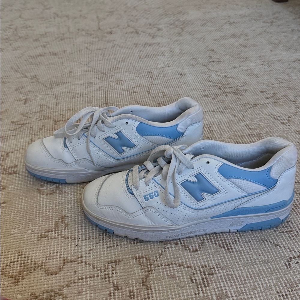 New Balance 
550
Women’s 8
Blue and Whitr
